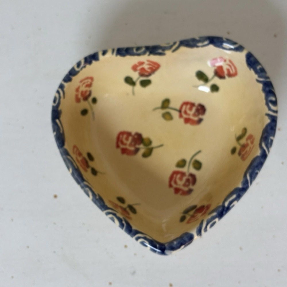 Italica ARS Heart Shaped Bowl‎ Rosebuds Painted Blue Rim Italian Pottery
